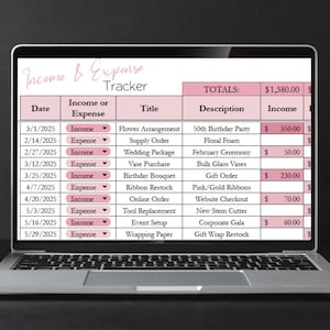 K&ouml;nnte beinhalten: Ein Laptop zeigt eine Tabelle zur Erfassung von Einnahmen und Ausgaben. Die Tabelle hat eine rosa Kopfzeile und Spalten f&uuml;r Datum, Einnahmen oder Ausgaben, Titel, Beschreibung und Einnahmen. Die Gesamteinnahmen betragen 1.380,00 &euro;.