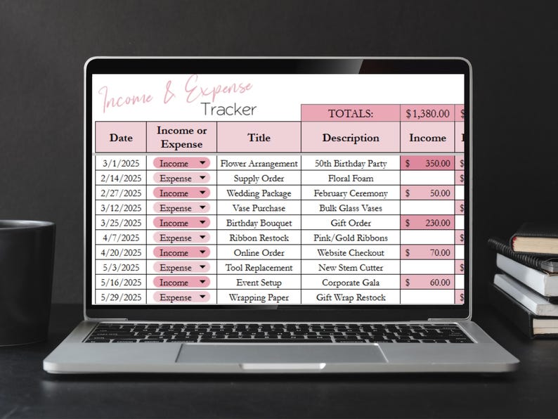 K&ouml;nnte beinhalten: Ein Laptop zeigt eine Tabelle zur Erfassung von Einnahmen und Ausgaben. Die Tabelle hat eine rosa Kopfzeile und Spalten f&uuml;r Datum, Einnahmen oder Ausgaben, Titel, Beschreibung und Einnahmen. Die Gesamteinnahmen betragen 1.380,00 &euro;.