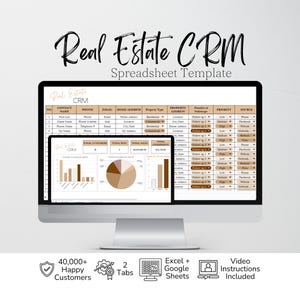 Könnte beinhalten: Ein Computermonitor zeigt eine Immobilien-CRM-Tabellenvorlage mit Spalten für Kontaktdaten und Immobiliendetails. Ein kleineres Fenster zeigt Diagramme und Verkaufszahlen. Symbole unten zeigen die Kompatibilität mit Excel und Google Sheets an.