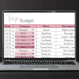 K&ouml;nnte beinhalten: Ein Laptop mit einer rosa-wei&szlig;en Reisebudget-Tabelle. Die Tabelle enth&auml;lt Spalten f&uuml;r Datum, Kategorie, Ort und Beschreibung, mit Eintr&auml;gen wie "Transport", "Hotel" und "Essen".