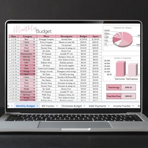Puede incluir: Una computadora port&aacute;til muestra una hoja de c&aacute;lculo de presupuesto mensual. Detalla los gastos por categor&iacute;as (comida, etc.) y muestra un resumen de ahorros de 196,26 &euro;. Las medidas son en cm.