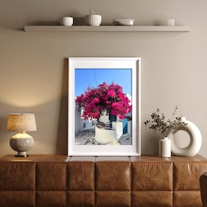 Arte mural de una isla griega, impresión del pueblo de Lefkes en Paros, casa blanca con puerta azul y buganvillas rosas, fotografía de viajes por el Mediterráneo