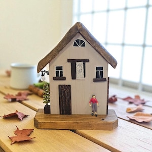 Handmålad trähusdekor, rustik miniatyrstuga, hylldisplay (present)