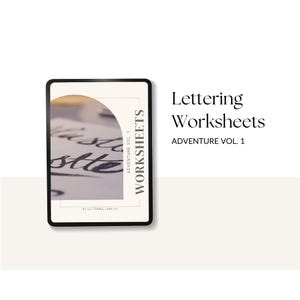 Könnte beinhalten: Ein digitales Tablet zeigt das Cover eines Lettering-Arbeitsbuchs mit dem Titel "Lettering Worksheets Adventure Vol. 1" von Lettering Lush Co. Das Cover zeigt eine Nahaufnahme eines handschriftlichen Wortes mit einem schwarzen Tintenfüller.