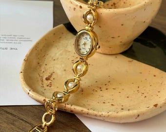 Relógio feminino francês retrô com mostrador pequeno dourado - Elegante relógio de pulso de quartzo à prova d'água - Escala de algarismos romanos em estilo vintage - Para uso diário