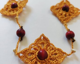 Mosterdgele ketting rode kralen - antieke stijl - kant ketting - vintage stijl - bohochic - kleurrijke ketting - Valentijnsdag cadeau