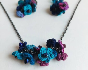 Bloemenketting - bloemenketting - Blauwe en Paarse tint - kantketting - bohochic - Romantisch cadeau - gehaakte ketting - moederdagcadeau