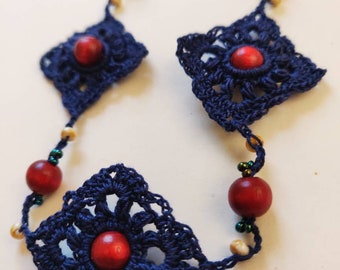 Collier bleu et rouge - perles en bois - long collier en dentelle - mode au crochet - bohème - collier coloré - cadeau de fête des mères - pour elle