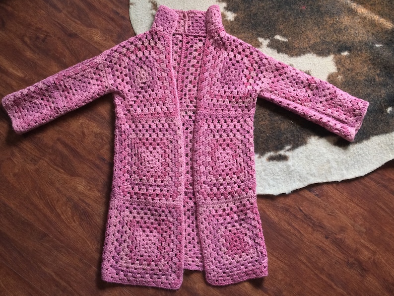 Reversible Style #1328 1970\u2019s Ladies  SM GRANNY SQUARES Hand-Crocheted Vintage Multi-Mauve Pinks Cardigan Unique One of a Kind