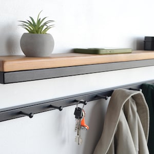 Perchero de pared con estante: organizador industrial para la entrada