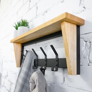 Perchero de pared con estante: organizador industrial de metal y madera para la entrada.