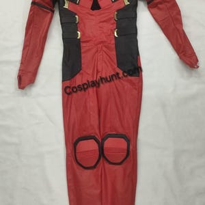 Pu&ograve; includere: Tuta rossa e nera con dettagli dorati. Il costume presenta un colletto alto, pannelli neri sulle spalle e sulle braccia e maniche e gambe rosse. Le ginocchia hanno disegni circolari neri. Il testo "Cosplayhunt.com" &egrave; visibile.