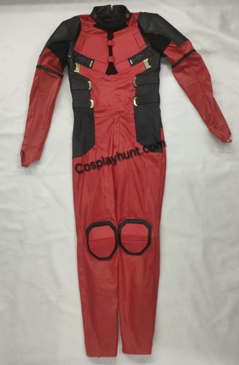 Pu&ograve; includere: Tuta rossa e nera con dettagli dorati. Il costume presenta un colletto alto, pannelli neri sulle spalle e sulle braccia e maniche e gambe rosse. Le ginocchia hanno disegni circolari neri. Il testo "Cosplayhunt.com" &egrave; visibile.