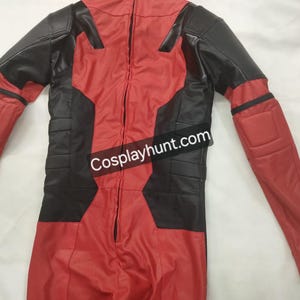 Pu&ograve; includere: Tuta rossa e nera con cerniera a tutta lunghezza. Il costume presenta pannelli neri sulle spalle, sul petto e sui lati, con dettagli imbottiti su braccia e gambe. Il testo "Cosplayhunt.com" &egrave; visibile.
