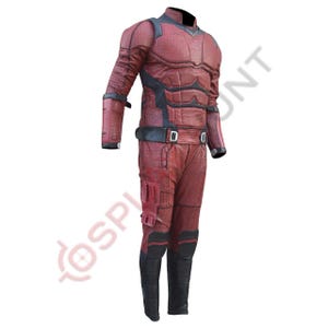 Puede incluir: Un disfraz de superhéroe rojo y negro con un patrón texturizado. El disfraz incluye una chaqueta, pantalones y cinturón con hebillas plateadas. La chaqueta tiene detalles en negro y los pantalones tienen un bolsillo en la pierna. Las botas son negras.
