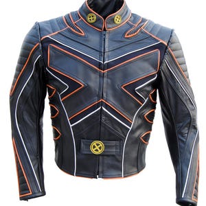 Può includere: Giacca in pelle nera con dettagli arancioni e bianchi. Colletto rialzato, chiusura con zip e cuciture decorative. La giacca presenta un design geometrico con la lettera "X" sul petto e sulle spalle. Un capo di abbigliamento elegante.