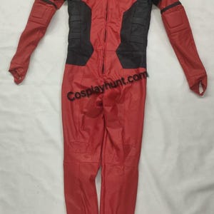 Pu&ograve; includere: Costume intero rosso e nero con cerniera frontale. Il costume ha dettagli neri sulle spalle, sul petto e sulla parte superiore delle braccia. Il testo "Cosplayhunt.com" &egrave; stampato sul davanti.