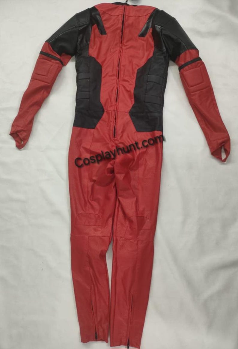 Pu&ograve; includere: Costume intero rosso e nero con cerniera frontale. Il costume ha dettagli neri sulle spalle, sul petto e sulla parte superiore delle braccia. Il testo "Cosplayhunt.com" &egrave; stampato sul davanti.