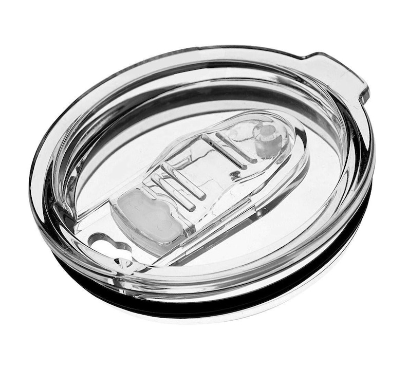 Puede incluir: Tapa de vaso de pl&aacute;stico transparente con cierre deslizante. La tapa tiene un sello de goma negro y una peque&ntilde;a pesta&ntilde;a para abrir y cerrar la boquilla para beber. La tapa est&aacute; dise&ntilde;ada para adaptarse a un vaso.