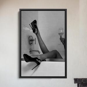 バスタブでワインを飲む女性のキャンバスプリント、フェミニストポスター、白黒、バスルームの壁アート、バーカートプリント、女の子のバスルームの装飾