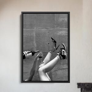 Canvaskunst vrouw drinkt wijn - elegant stedelijk decor, alcoholkunst aan de muur, afdrukbare feministische poster voor tienermeisjes
