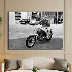 Steve McQueen One-Finger Salute 1966 Leinwand - Kultige Vintage Hollywood Legende, Pop Art Print, Rebel Style Poster