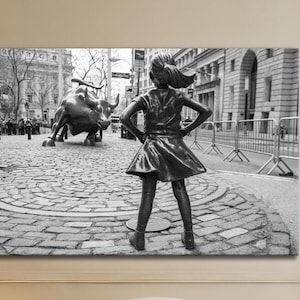 Fearless Girl and Bull Schwarzweißer Kunstdruck auf Leinwand: Vintage Wall Street Decor, inspirierende investierende Wandkunst für moderne Räume