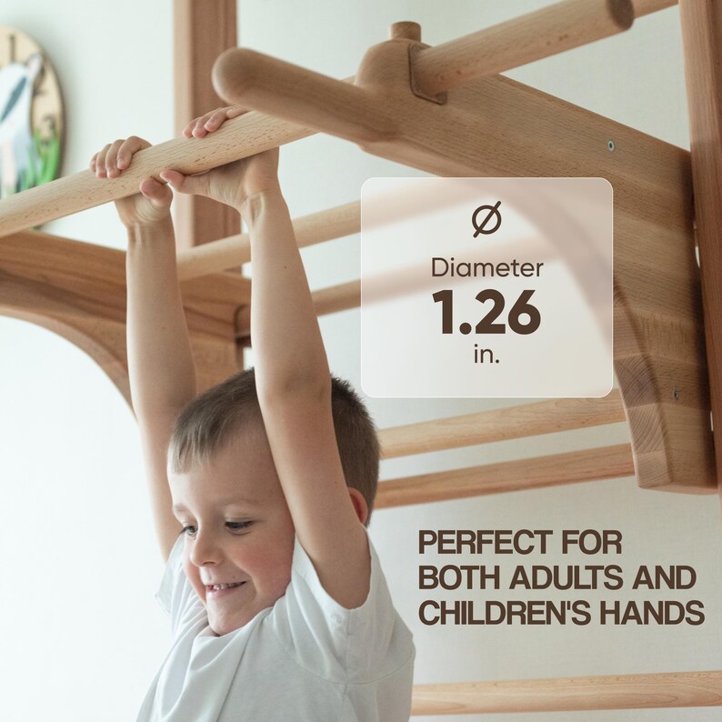 Op de afbeelding: Een kind hangt aan een houten speelstructuur met een stang van 3,2 cm diameter. De tekst "PERFECT VOOR ZOWEL VOLWASSENEN ALS KINDEREN" staat onder de stang.