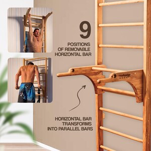 Op de afbeelding: Een houten wandbevestigde pull-up bar met 9 verstelbare posities. De bar kan worden omgevormd tot parallelle bars. De bar is gemaakt van natuurlijk hout en heeft een "Timber" logo.