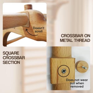 Op de afbeelding: Close-up van een houten dwarsbalk met een vierkante doorsnede. De dwarsbalk is bevestigd aan een metalen draad en scrolt niet. De tekst "Doesn't scroll" is zichtbaar op de afbeelding. De dwarsbalk is gemaakt van natuurlijk hout en heeft een lichtbruine kleur.