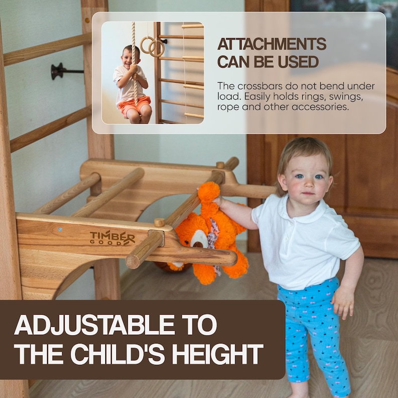 Op de afbeelding: Houten speelgym met verstelbare hoogte, met een ladder, ringen en een dwarsbalk. De gym is gemaakt van natuurlijk hout en is ontworpen voor kinderen om te klimmen, te schommelen en te spelen. De tekst "TIMBER GOOD" is zichtbaar op de gym.