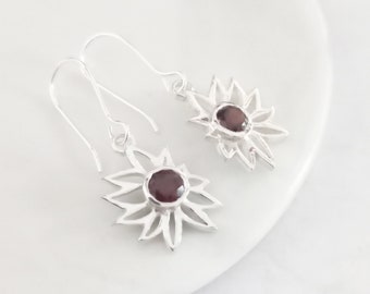 Gamme Shwe-Florals - Boucles d'oreilles en argent sterling à fleurs grenat