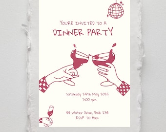 Può includere: Un invito a cena rosa e bianco con una grafica a forma di palla da discoteca e un'illustrazione disegnata a mano di due persone che brindano. Il testo recita "Sei invitato a cena" e include la data, l'ora, l'indirizzo e le informazioni RSVP.