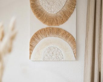 Relieve mural 3D estilo bohemio 50x70 – Obra textil artesanal con fibras y piedras naturales – Arte mural moderno en colores naturales – Decoración Japandi