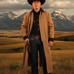 Puede incluir: Un vaquero con sombrero negro, camisa negra y vaqueros azul oscuro, con un abrigo largo color canela. Sostiene un arma en una funda. El fondo presenta una cordillera y un campo de hierba alta.