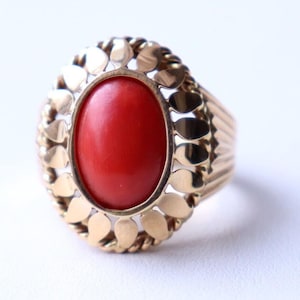 Anillo de coral de sangre gigante en oro amarillo de 18 quilates, Países Bajos
