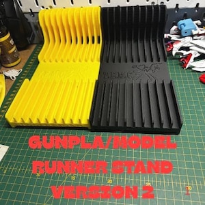 Może przedstawiać: Zestaw trzech ceramicznych kubków z nakrapianym, matowym wykończeniem. Kubki są w odcieniach kremu, jasnoszarym i ciemnoszarym. Każdy kubek ma prosty, minimalistyczny design.