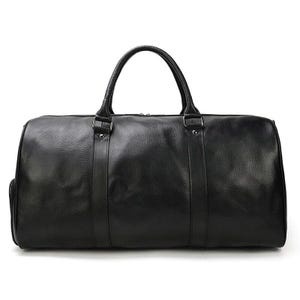 Pu&ograve; includere: Una borsa da viaggio in pelle nera con due manici superiori e una chiusura a zip.