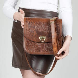 Tankleurige leren schoudertas met reliëf: handgemaakte portemonnee met bloemen