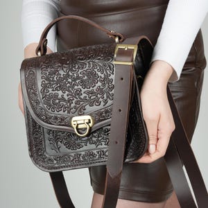 Bruine leren crossbodytas met reliëf: handgemaakte damesportemonnee, kalfsleren schoudertas