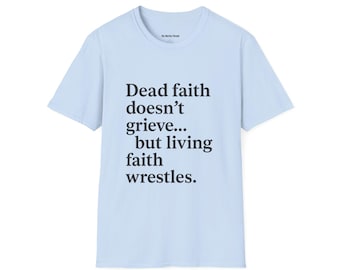Camiseta cristiana "La fe viva lucha" / Versículo bíblico de Génesis 32:28 / Colección "Valor y gracia" / El hilo digno