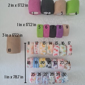 Puede incluir: Surtido de rollos de vendaje autoadhesivo en varios colores y diseños. Los rollos están disponibles en diferentes tamaños, incluyendo 5,08 cm x 450 cm, 2,54 cm x 450 cm, 7,62 cm x 450 cm y 2,54 cm x 200 cm. Los vendajes presentan colores lisos y estampados de frutas.