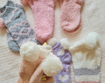 Fuzzy Pompom vinterstrumpor för kvinnor | Halkfritt grepp | Mysig varm julklapp | Söt julklappsfyllare | US 6-9 (EU 36-40)