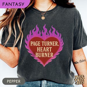 Koszulka Page Turner Heart Burner, Flaming Pink Heart Fantasy Book Shirt, prezent dla czytelnika fantasy romansu, koszulka Statement Book Club, koszulka BookTok