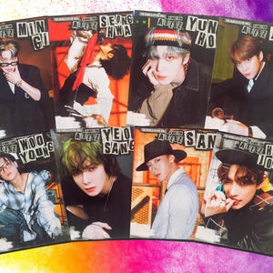 Könnte beinhalten: Ein Set mit 10 Foto-Karten, die Mitglieder der K-Pop-Gruppe Ateez zeigen. Jede Karte zeigt ein Schwarzweißfoto eines anderen Mitglieds mit seinem Namen und dem Namen der Gruppe in Weiß auf schwarzem Hintergrund.