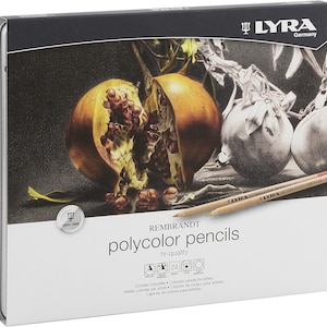 Op de afbeelding: Een blikje met Lyra Rembrandt Polycolor kleurpotloden in een set van 24. De doos heeft een tekening van een geopende granaatappel en ander fruit op een donkere achtergrond. De tekst "Lyra Germany" staat in de rechterbovenhoek van de doos. De tekst "Rembrandt Polycolor pencils" staat in het midden van de doos. De tekst "hi-quality" staat onder de productnaam. De tekst "Künstler-Farbstifte - Kleurpotloden voor kunstenaars" staat onder de productbeschrijving.