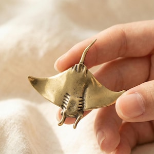 Vintage Style Brass Devil Fish Figurine - Retro Manta Ray Paperweight - Symbolic Stealth Tea Pet - Oceanic Gothic Office Desk Decor Gift