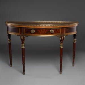 Neoklassieke Demilune-consoletafel met messing afwerking en mahoniefineer