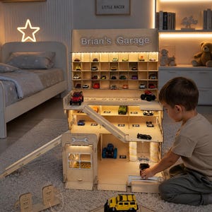 Garage per macchinine in legno personalizzato con luci a LED, set di parcheggio personalizzato per bambini, grande organizer per macchinine con rampe, regalo di compleanno per bambino