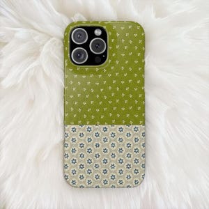 Mobilskal med grönt blommigt lapptäckemönster, minimalistisk blomdesign, för iPhone 16, 17, Samsung Galaxy S26